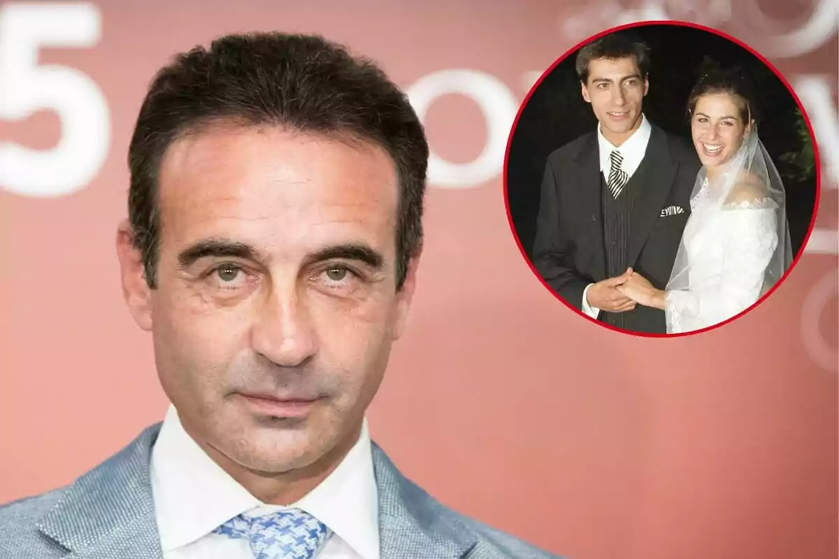 Enrique Ponce con traje claro y corbata azul en primer plano con una imagen circular de Juan del Val y Nuria Roca de novios en el fondo.