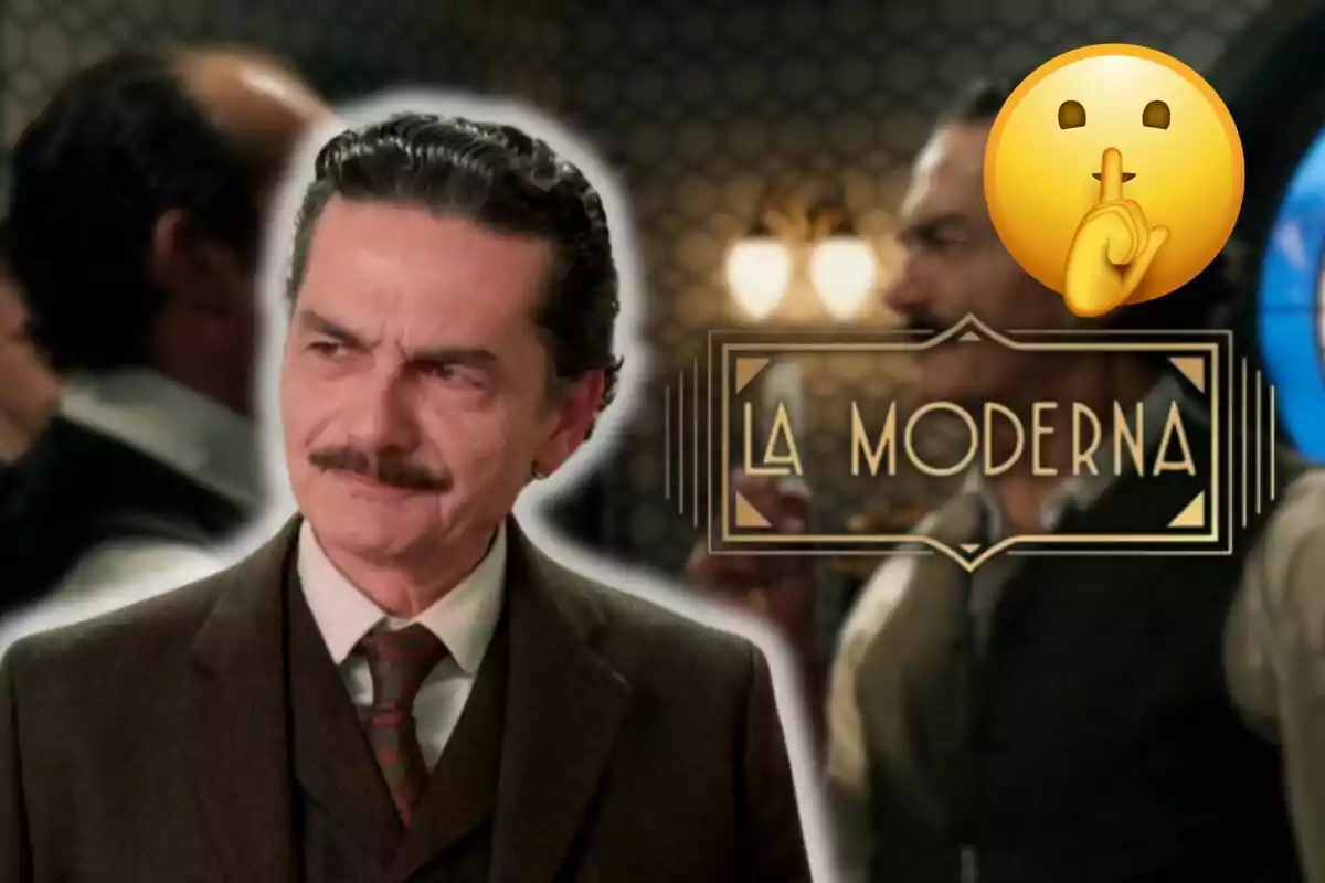 Carles Sanjaime con bigote y traje oscuro aparece en primer plano con una expresión pensativa mientras al fondo se observa un letrero que dice "La Moderna" y un emoji de silencio.