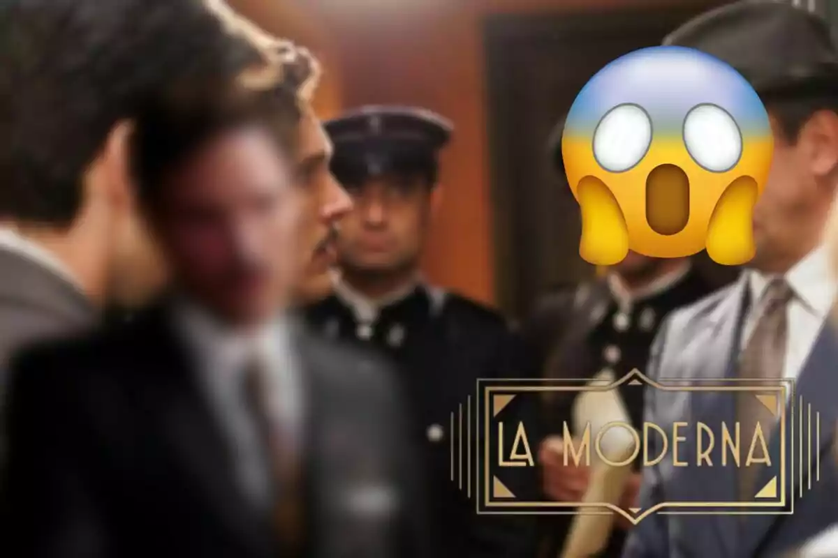 Un grupo de hombres, algunos con uniformes de policía, están reunidos en una habitación con iluminación cálida; uno de ellos tiene un emoji de sorpresa sobre su rostro y en la esquina inferior derecha se puede leer "La Moderna".