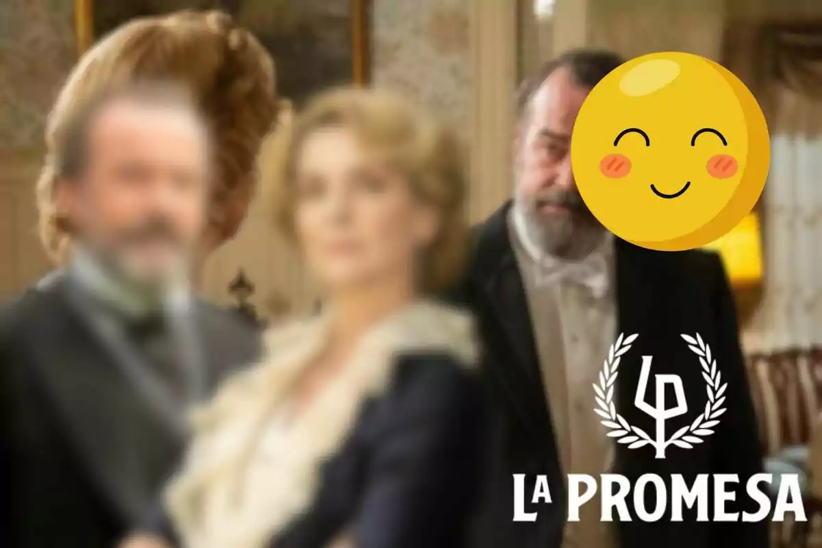 Montaje de una escena de 'La Promesa', Alonso y Cruz desenfocados, un emoji feliz y el logo de la serie