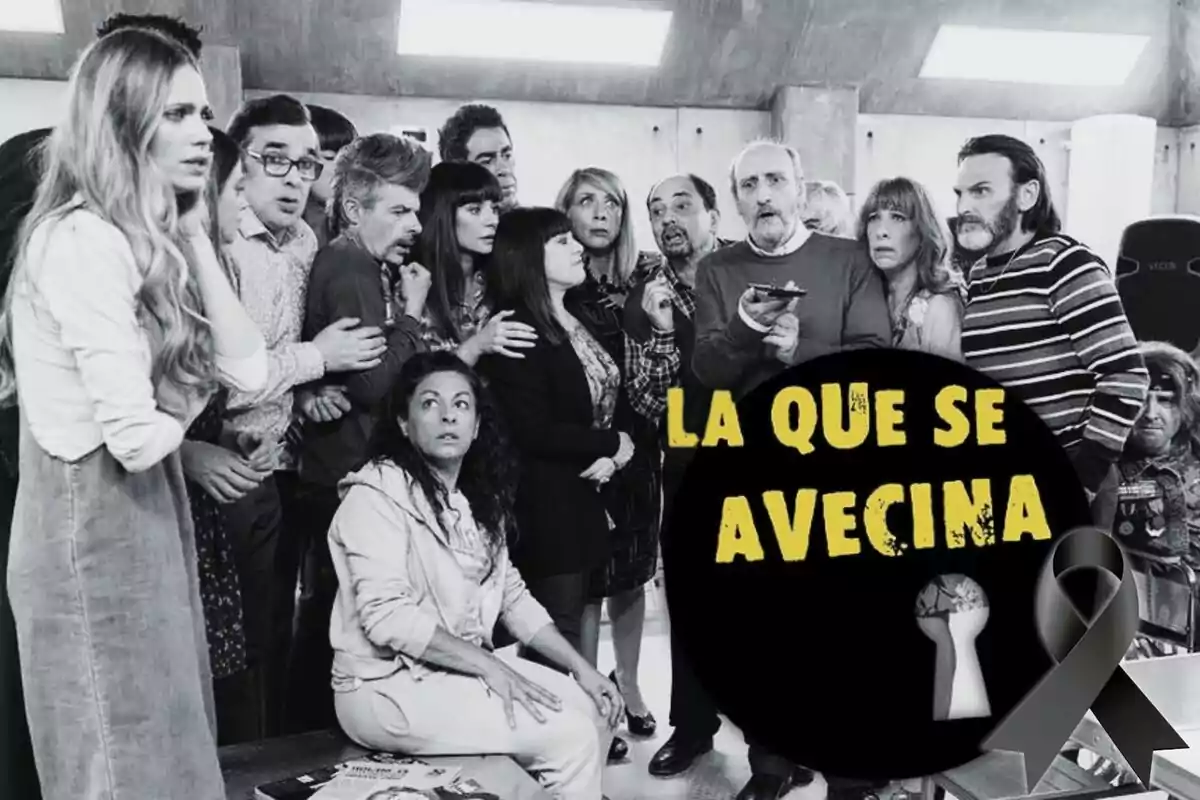 Elenco de la serie La que se avecina en una imagen en blanco y negro con expresión de sorpresa y un lazo negro de luto sobre el logo de la serie