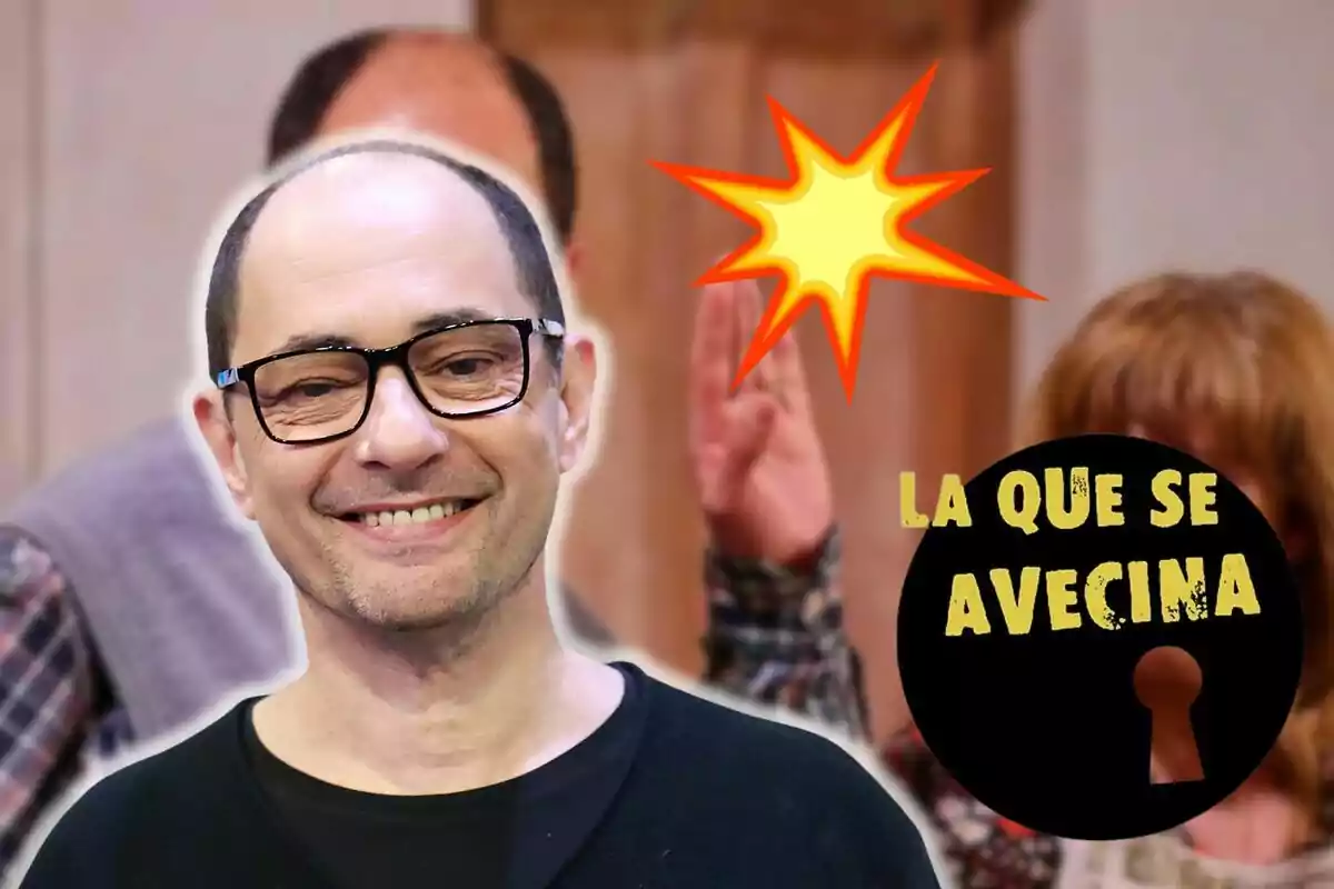 Jordi Sánchez con gafas sonríe frente a un fondo borroso, con un logotipo que dice "La Que Se Avecina" y una explosión amarilla y roja al lado.