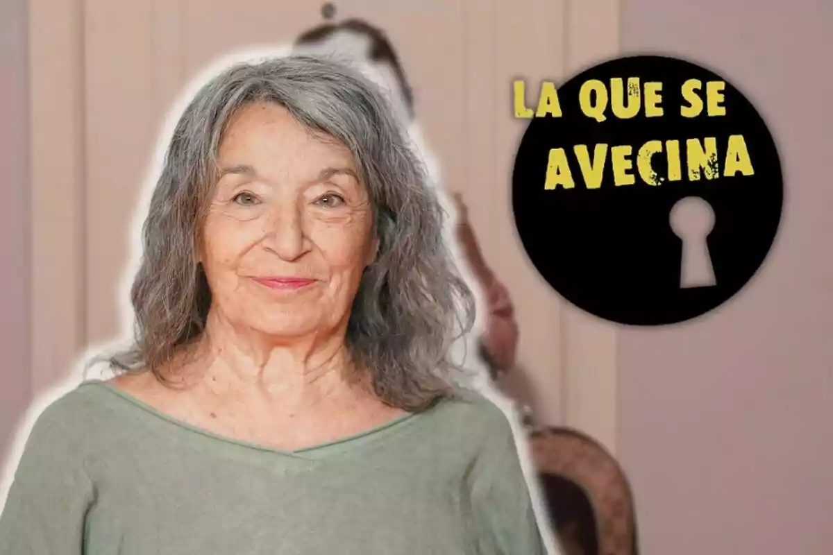 Petra Martínez con cabello gris sonríe frente a un fondo que muestra el logo de "La que se avecina".