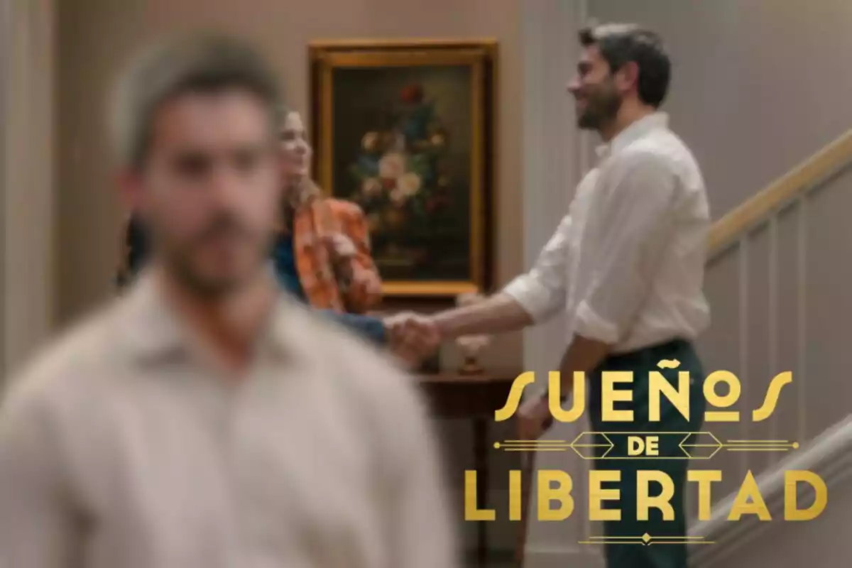 Una imagen con el título "Sueños de Libertad" en la parte inferior derecha, una escena de la serie mostrando a dos personas dándose la mano en el fondo y Andrés desenfocado en primer plano.