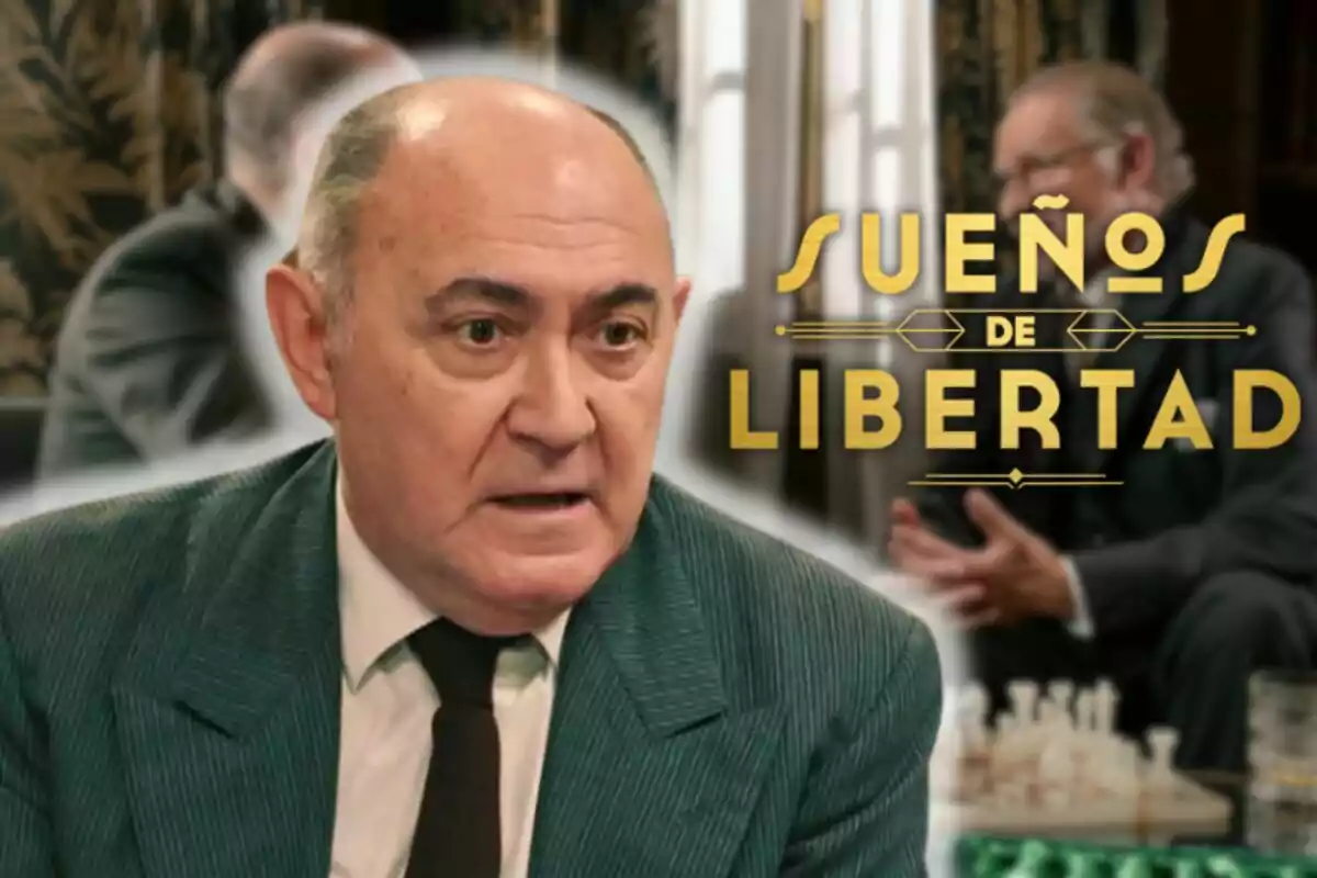 Arturo Querejeta con traje verde aparece en primer plano, mientras que en el fondo se ve a dos personas conversando y un tablero de ajedrez; el texto "Sueños de Libertad" está sobreimpreso.
