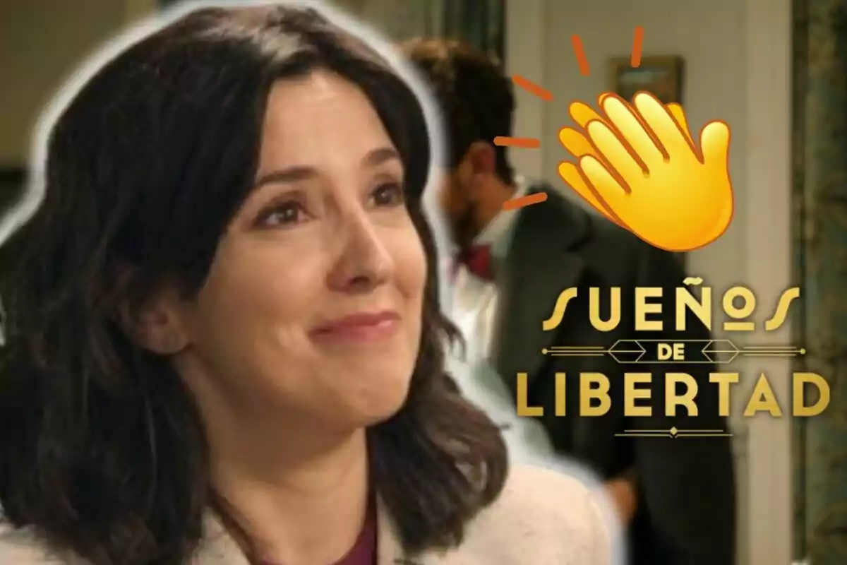 Carolina Lapausa sonriente con cabello oscuro aparece en primer plano, mientras que al fondo se ve a un hombre desenfocado; a la derecha hay un emoji de aplauso y el texto "Sueños de Libertad".