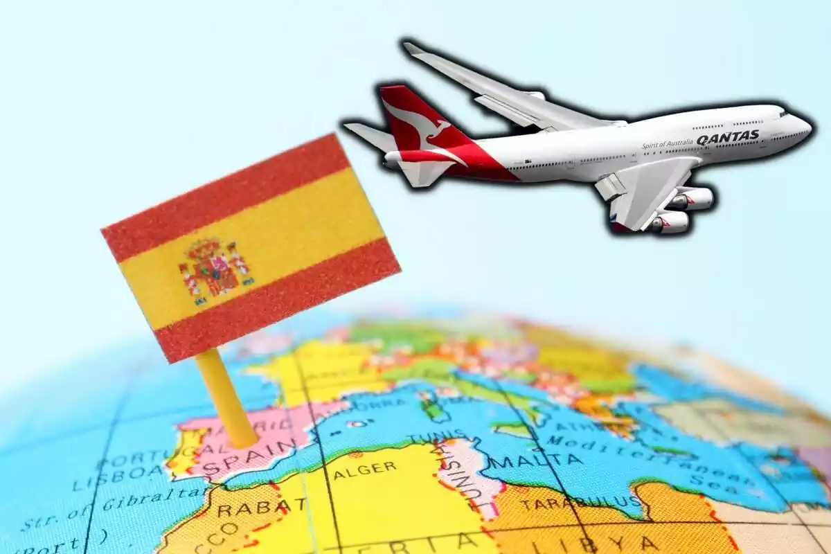Montaje con una bola del mundo que señala con una bandera a España y en el lado derecho un avión