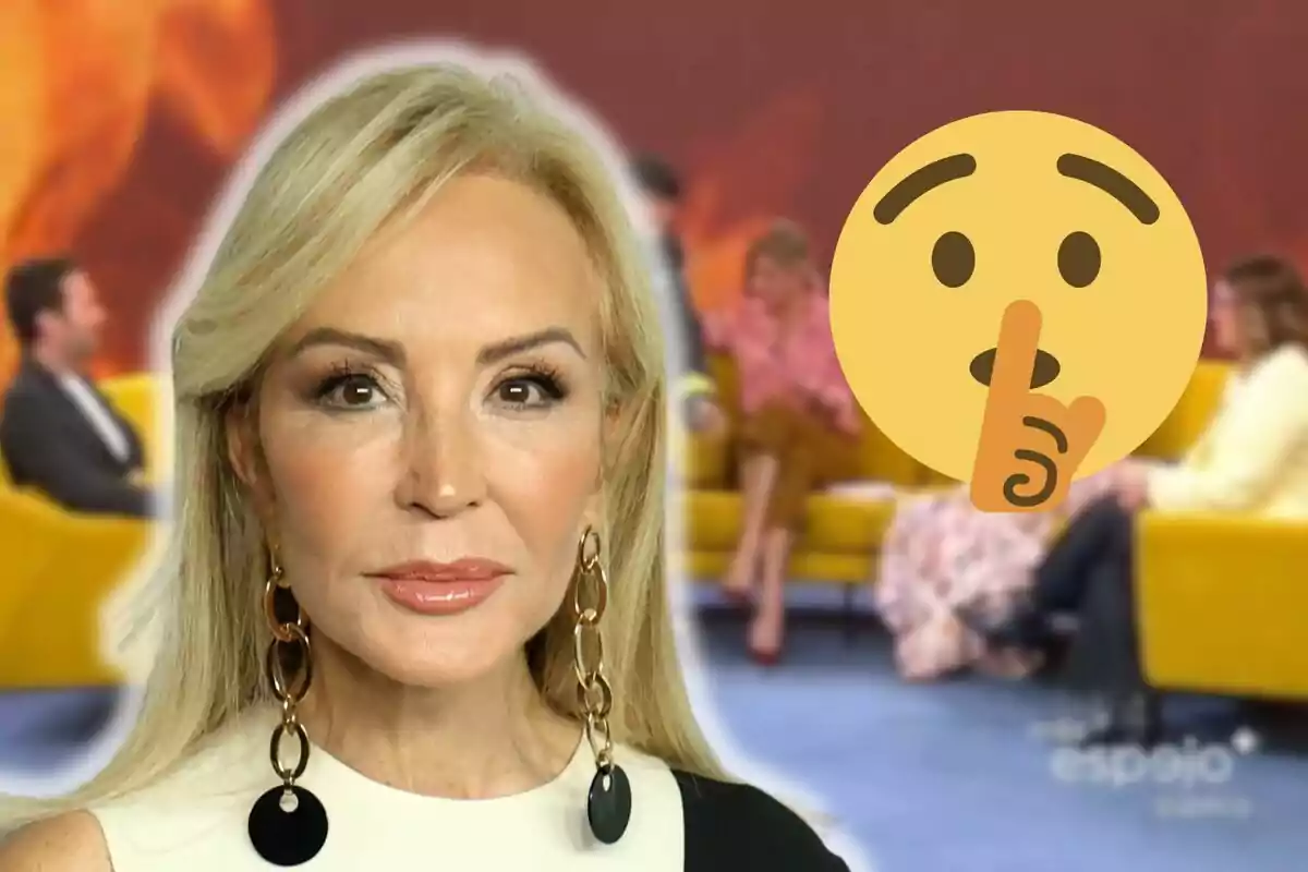 Carmen Lomana con pendientes grandes está en primer plano, mientras que en el fondo hay un grupo de personas sentadas en un set de televisión con un emoji de silencio superpuesto.