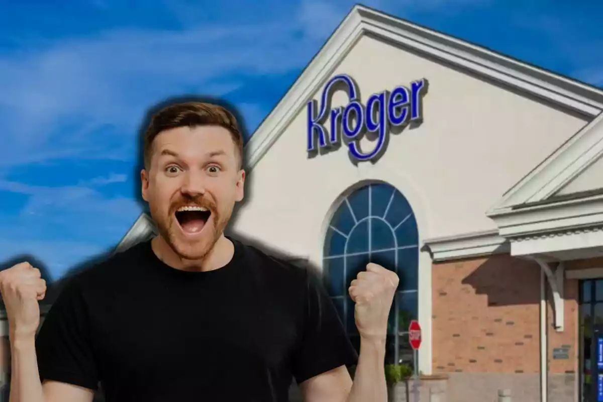 Un hombre emocionado con los puños levantados frente a un edificio con el letrero de Kroger. Un hombre emocionado con los puños levantados frente a un edificio con el letrero de Kroger.