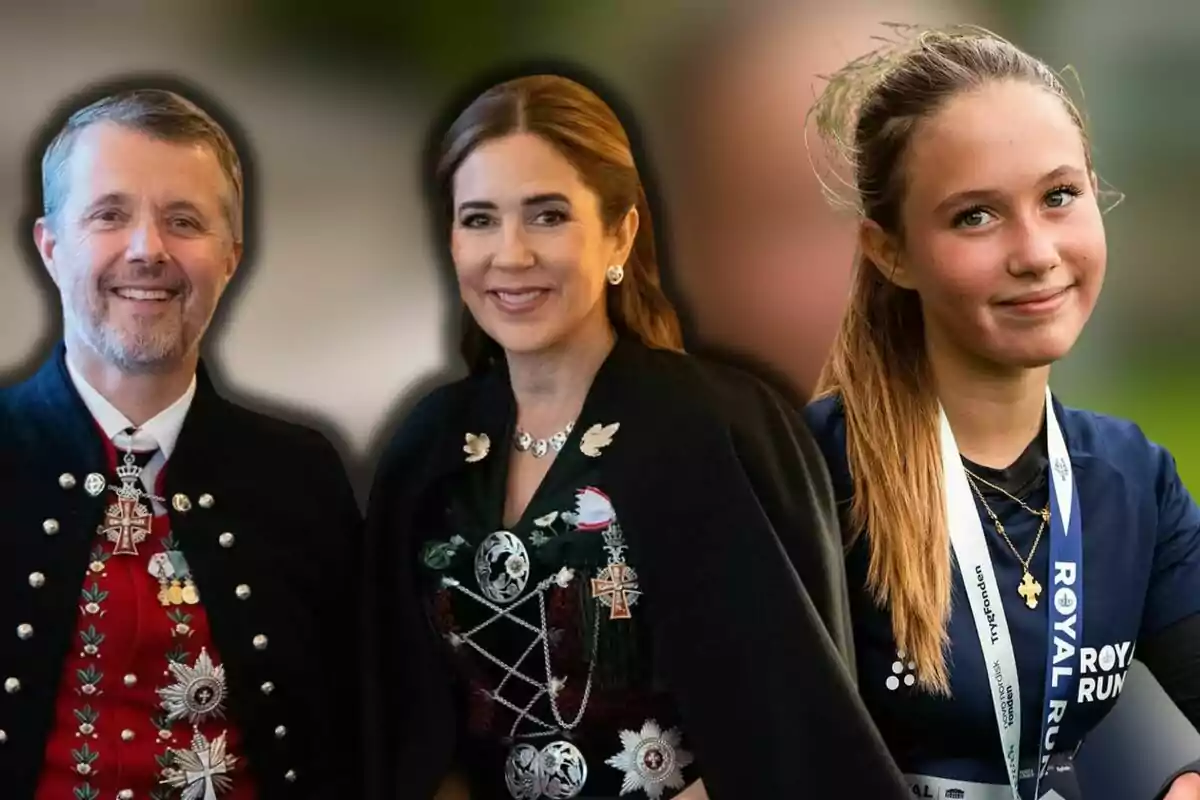 Federico, Mary y Josefina de Dinamarca posan sonriendo, dos de ellas llevan vestimenta formal con medallas y una más joven lleva ropa deportiva y una medalla colgada al cuello
