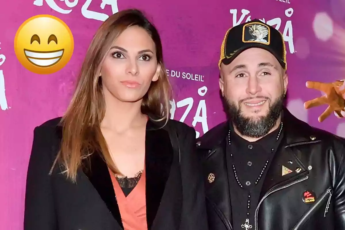 Irene Rosales y Kiko Rivera posando frente a un fondo rosa con letras blancas y un emoji sonriente grande en la esquina superior izquierda