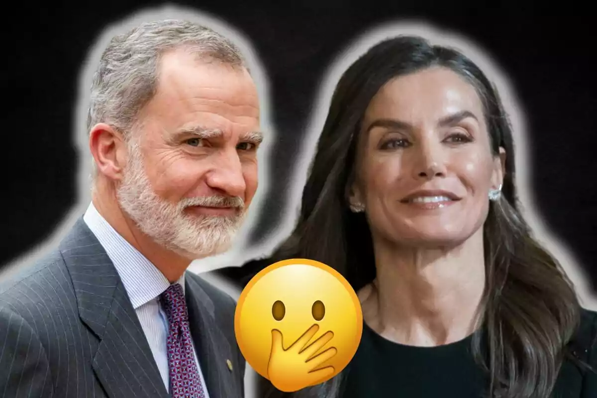 Felipe VI y la reina Letizia sonrientes con un emoji de mano cubriendo la boca en el centro sobre un fondo oscuro