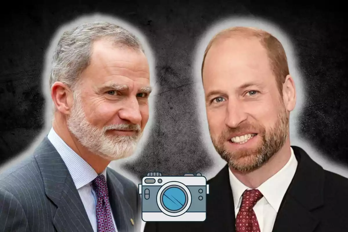 Felipe VI y el príncipe Guillermo con traje posan juntos frente a un fondo oscuro con un icono de cámara en el centro.