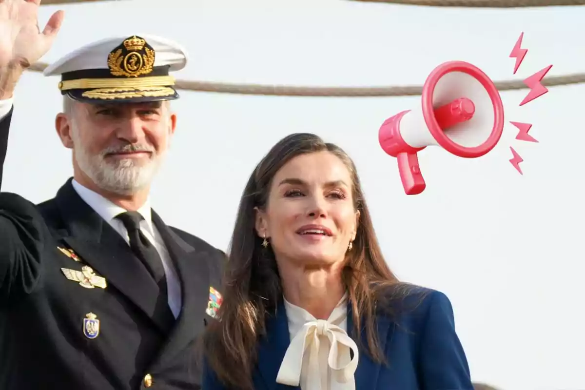 Felipe VI con uniforme naval y Letizia sonriente están juntos al aire libre, con un megáfono ilustrado al lado de ellos.