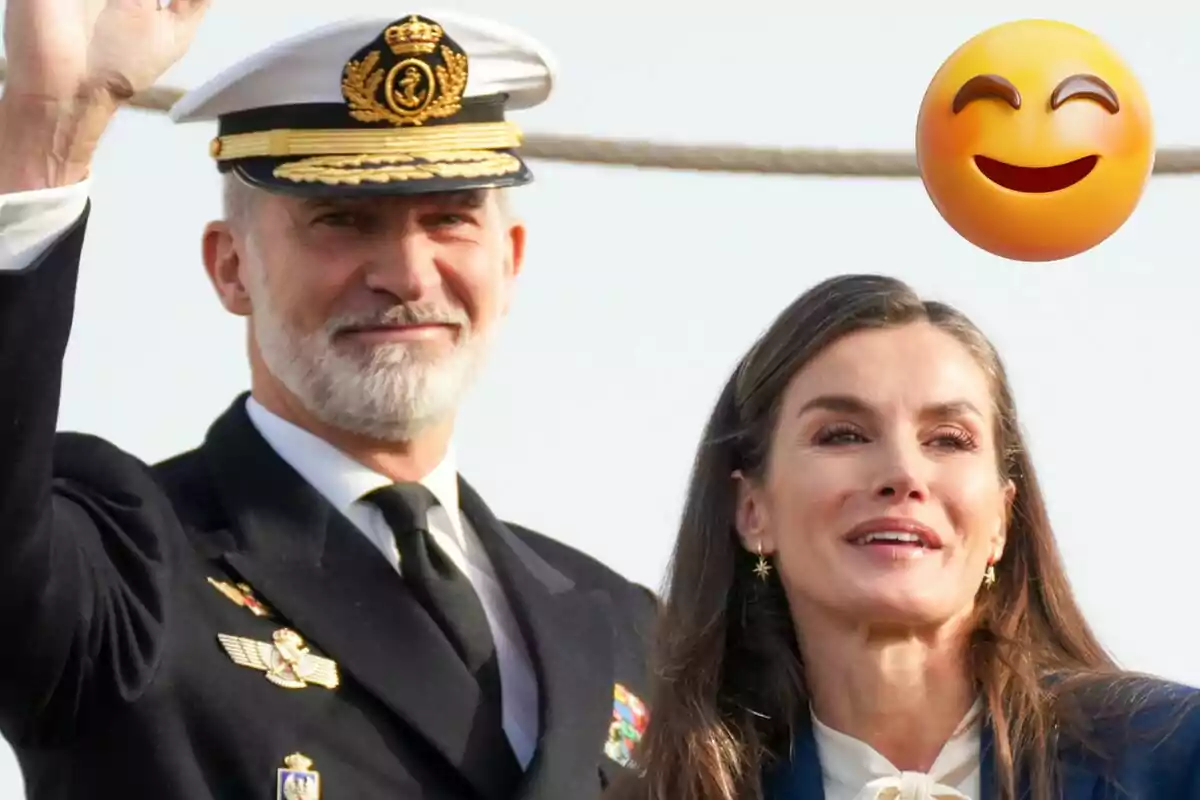 Felipe VI and Queen Letizia smiling, with the man dressed in a naval uniform and a woman by his side, accompanied by a smiling emoji.