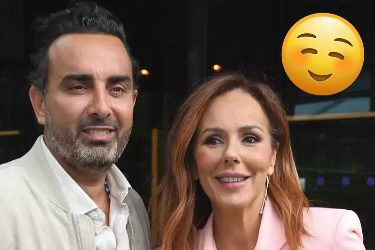 Fidel Albiac y Rocío Carrasco sonriente posa junta al aire libre con un emoji de cara sonriente en la esquina superior derecha
