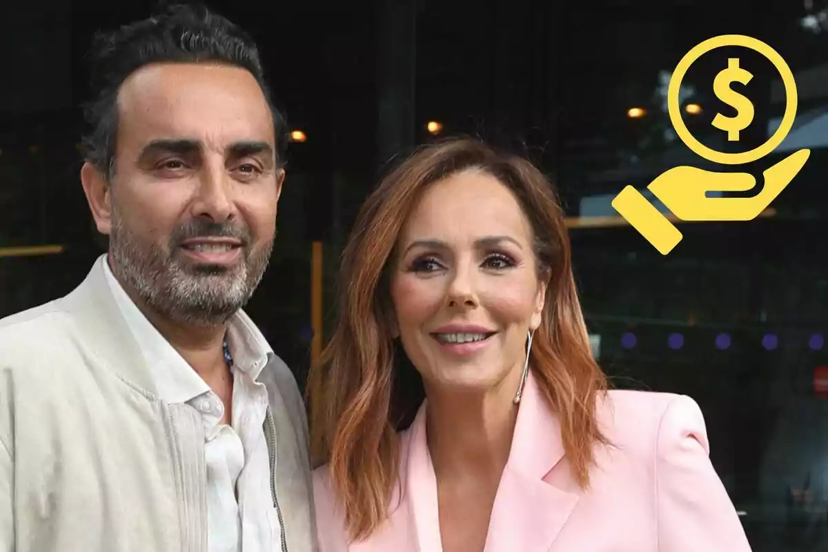 Fidel Albiac y Rocío Carrasco sonrientes posando para la cámara con un ícono de una mano sosteniendo una moneda con el símbolo de dólar en la esquina superior derecha.