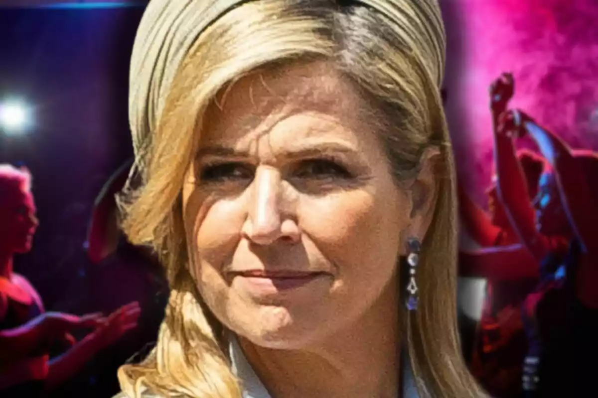 Máxima de Holanda con un sombrero claro y pendientes, con un fondo de luces y siluetas de personas bailando. Máxima de Holanda con un sombrero claro y pendientes, con un fondo de luces y siluetas de personas bailando.