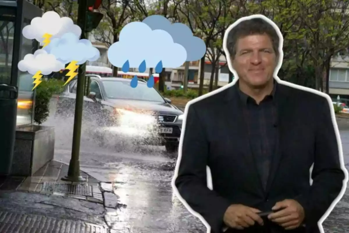 Mario Picazo a la derecha, y al fondo un coche sobre la carretera mojada y la lluvia