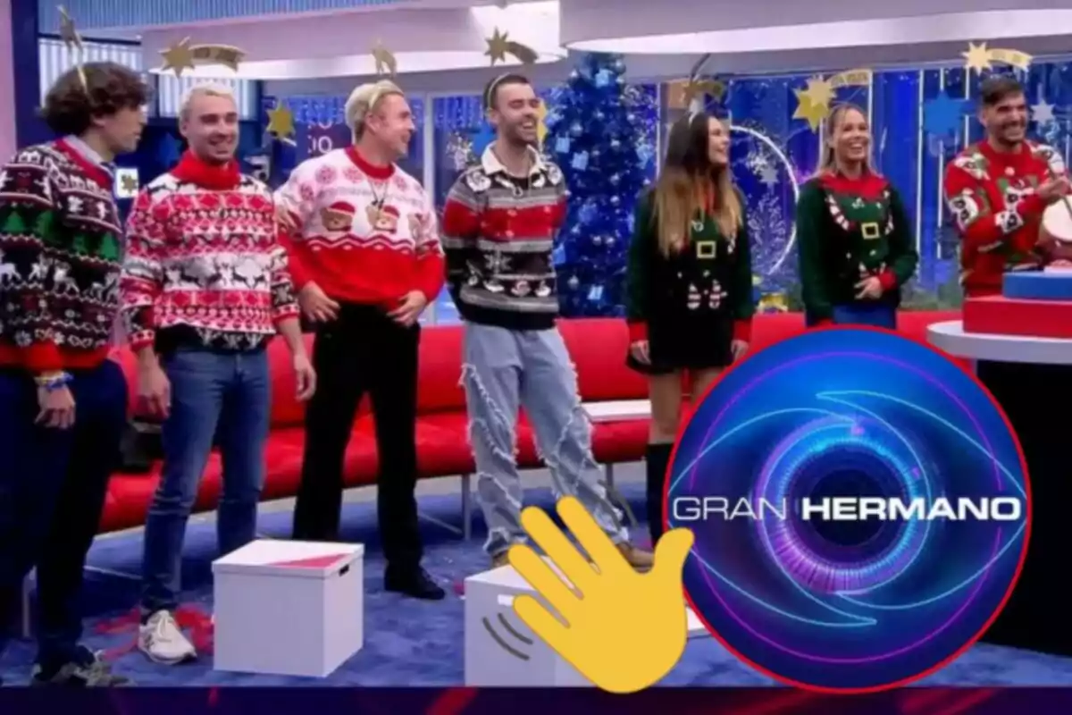 Un grupo de personas con suéteres navideños posan en un set decorado con motivos festivos y un árbol de Navidad, junto al logo de un programa de televisión.