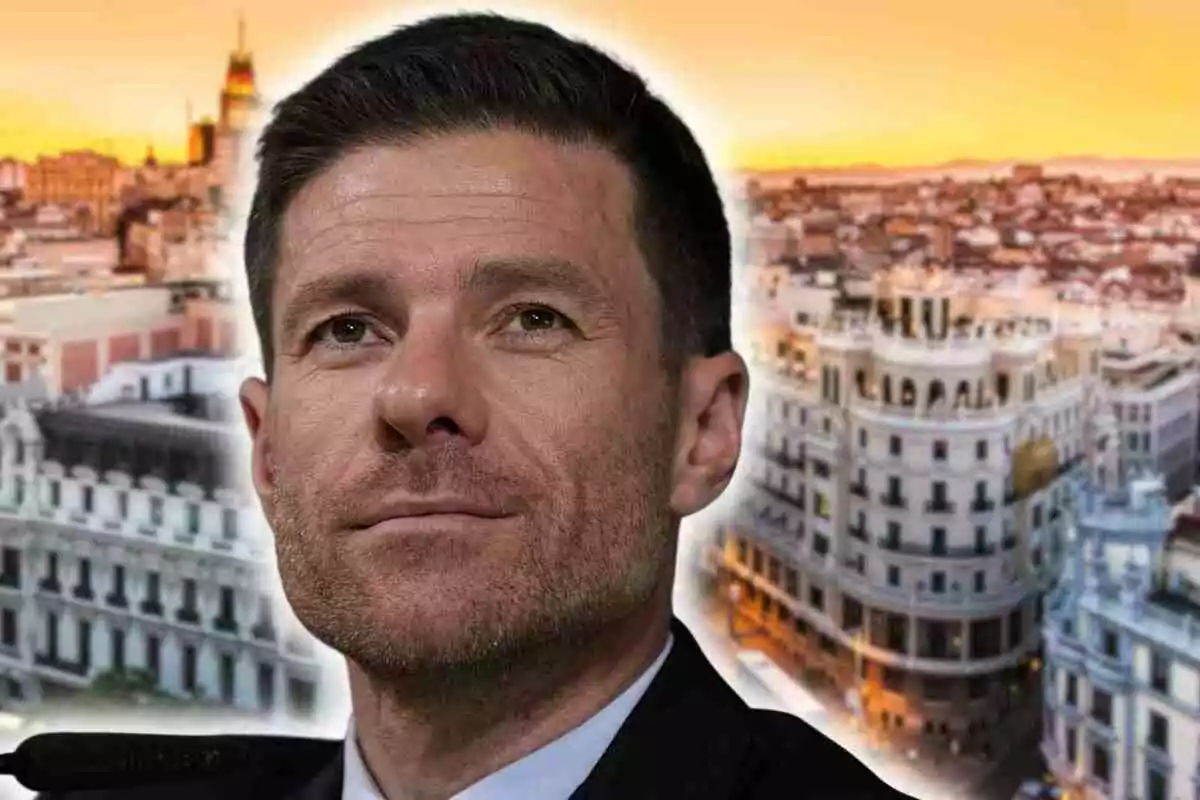 Xabi Alonso con cabello corto y barba recortada con fondo de ciudad al atardecer