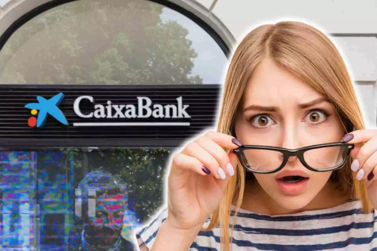 Una mujer con expresión de sorpresa sostiene sus gafas frente a un letrero de CaixaBank.