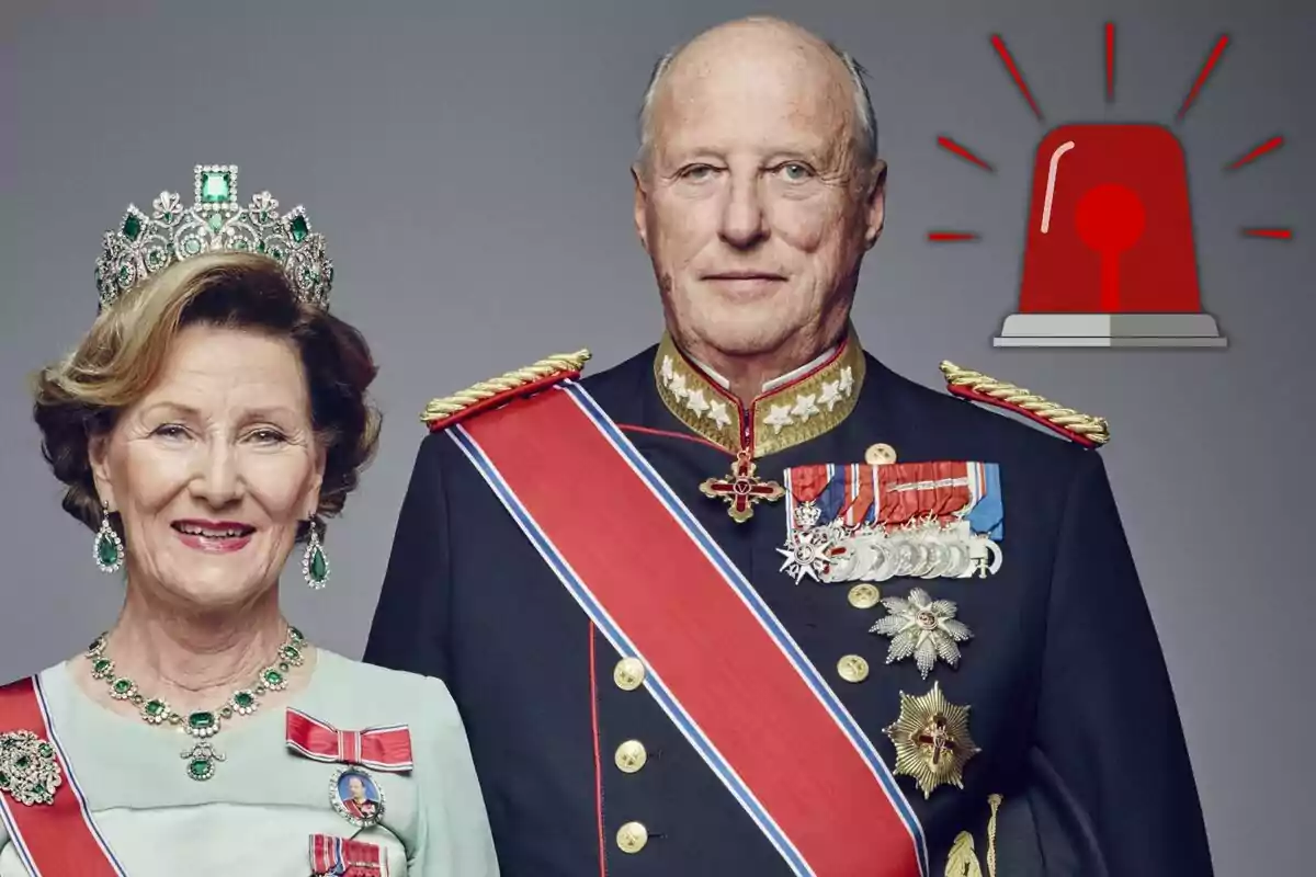 La reina Sonia y el Rey Harald de Noruega vestida con trajes formales y condecoraciones, la mujer lleva una tiara y joyas verdes, mientras que el hombre viste un uniforme militar con medallas y una banda roja, al fondo hay un icono de sirena roja.