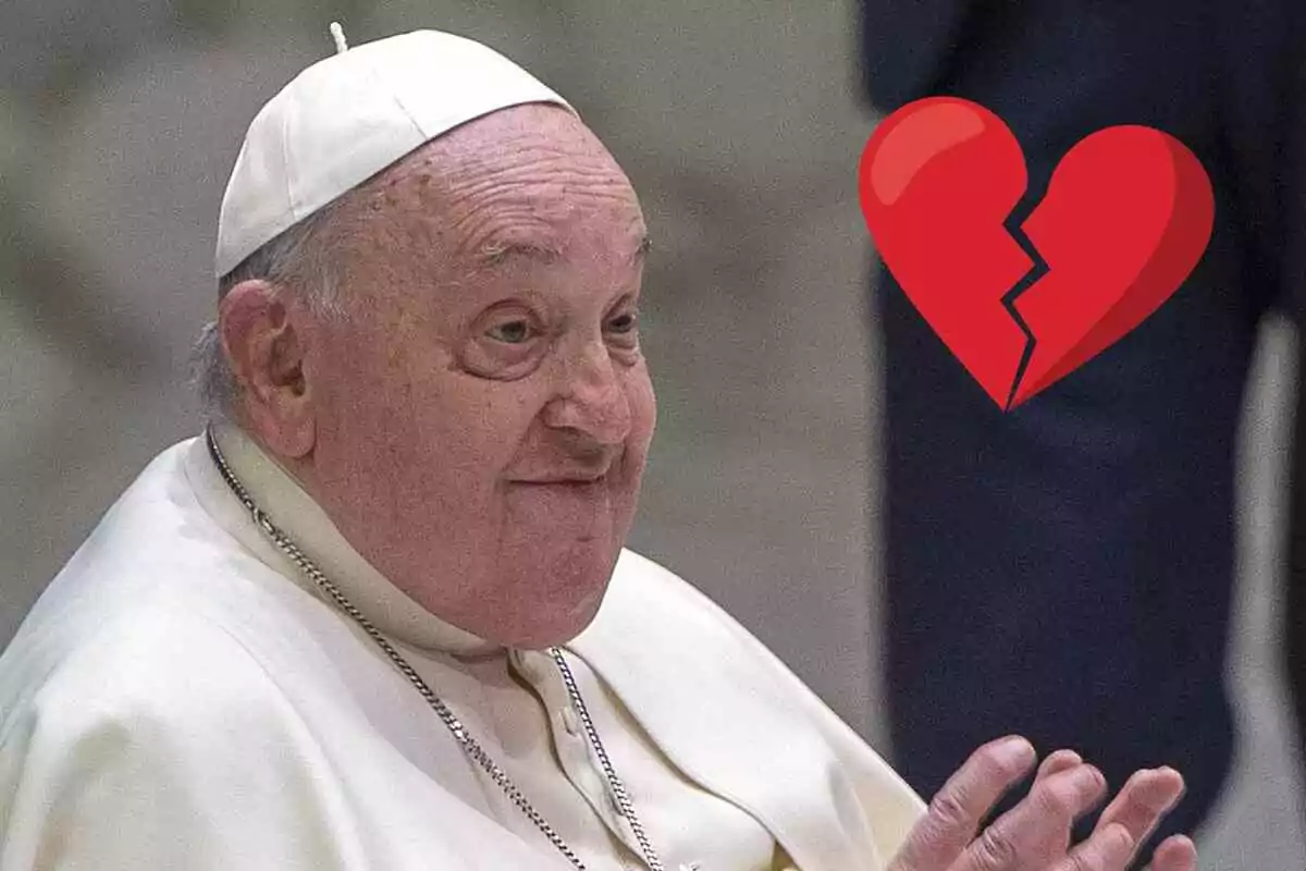 El papa Francisco con vestimenta religiosa blanca y un emoji de corazón roto al lado.