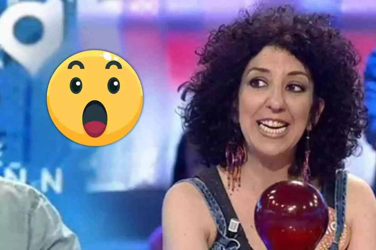 Mónica Cervera con cabello rizado en 'Pasapalabra' junto a un emoji sorprendido.