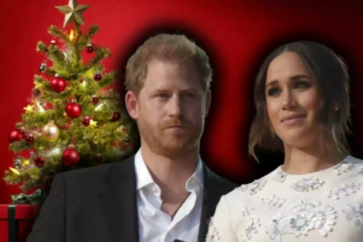 Una pareja, formada por el príncipe Harry y Meghan Markle, posando frente a un árbol de Navidad decorado con adornos rojos y dorados sobre un fondo rojo.