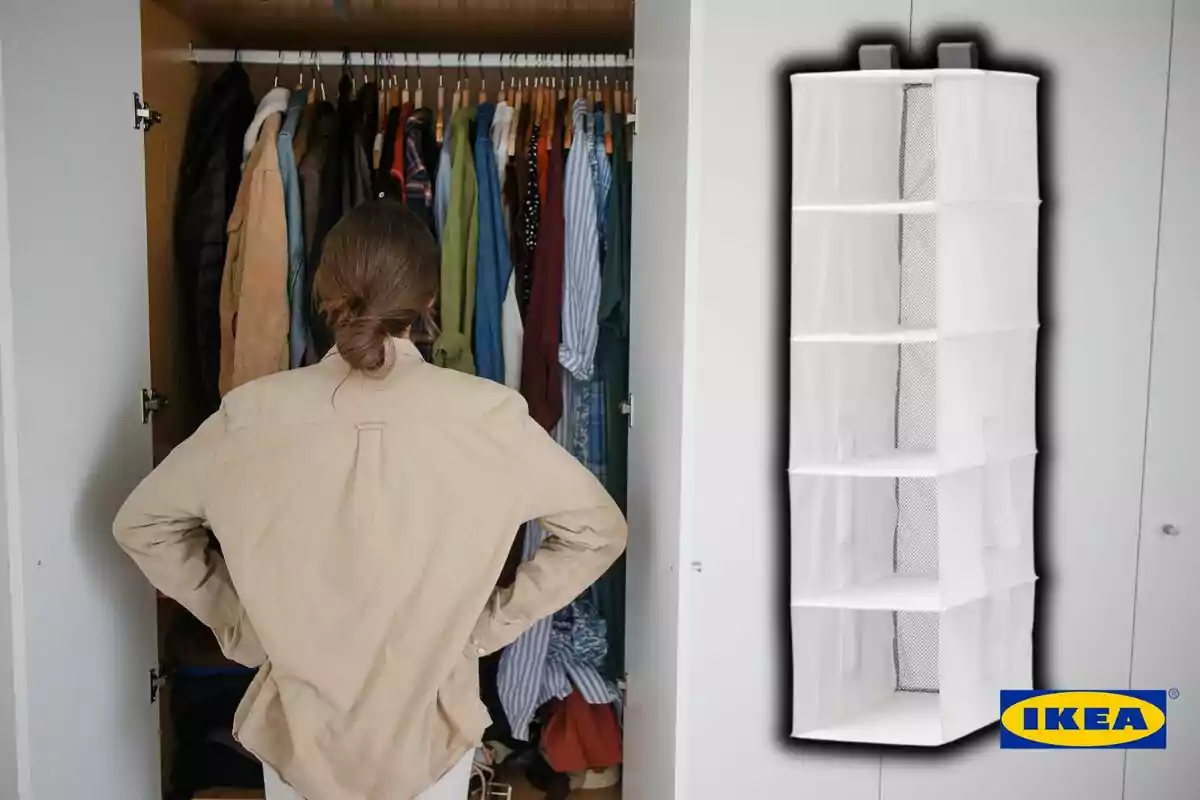 Una persona de espaldas observa un armario lleno de ropa mientras a la derecha se muestra un organizador colgante blanco de Ikea. Una persona de espaldas observa un armario lleno de ropa mientras a la derecha se muestra un organizador colgante blanco de Ikea.