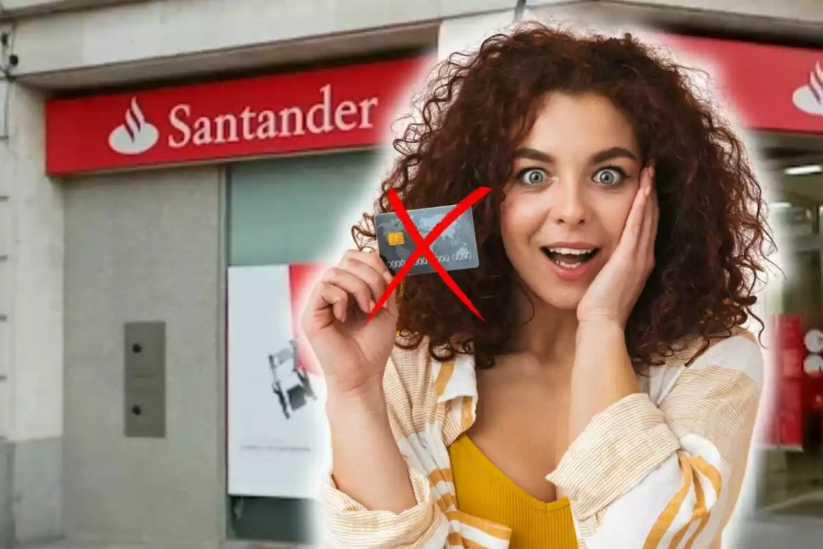 Una mujer sorprendida sostiene una tarjeta de crédito tachada frente a una sucursal del Banco Santander.