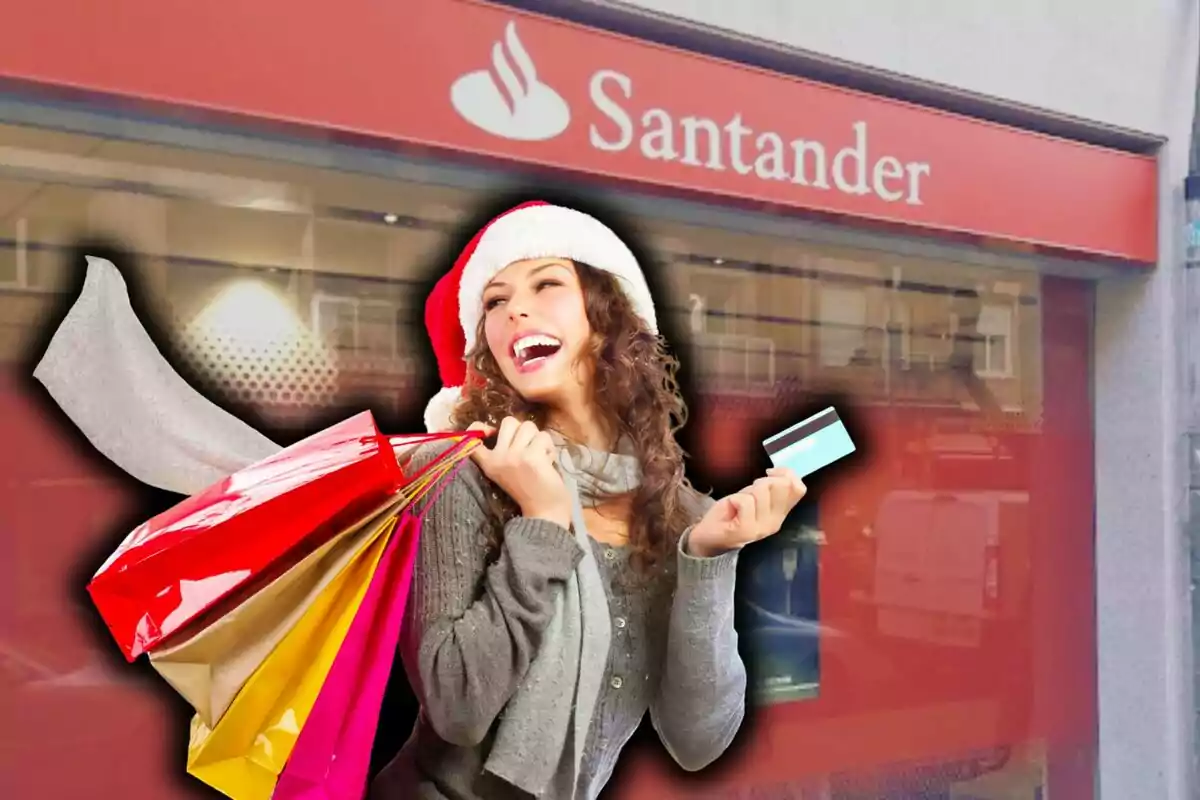 Mujer sonriente con gorro navideño sosteniendo bolsas de compras y una tarjeta de crédito frente a una sucursal del Banco Santander. Mujer sonriente con gorro navideño sosteniendo bolsas de compras y una tarjeta de crédito frente a una sucursal del Banco Santander.