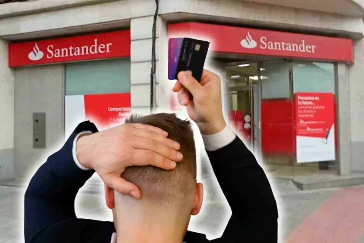 Un hombre de espaldas sostiene una tarjeta de crédito frente a una sucursal del banco Santander. Un hombre de espaldas sostiene una tarjeta de crédito frente a una sucursal del banco Santander.
