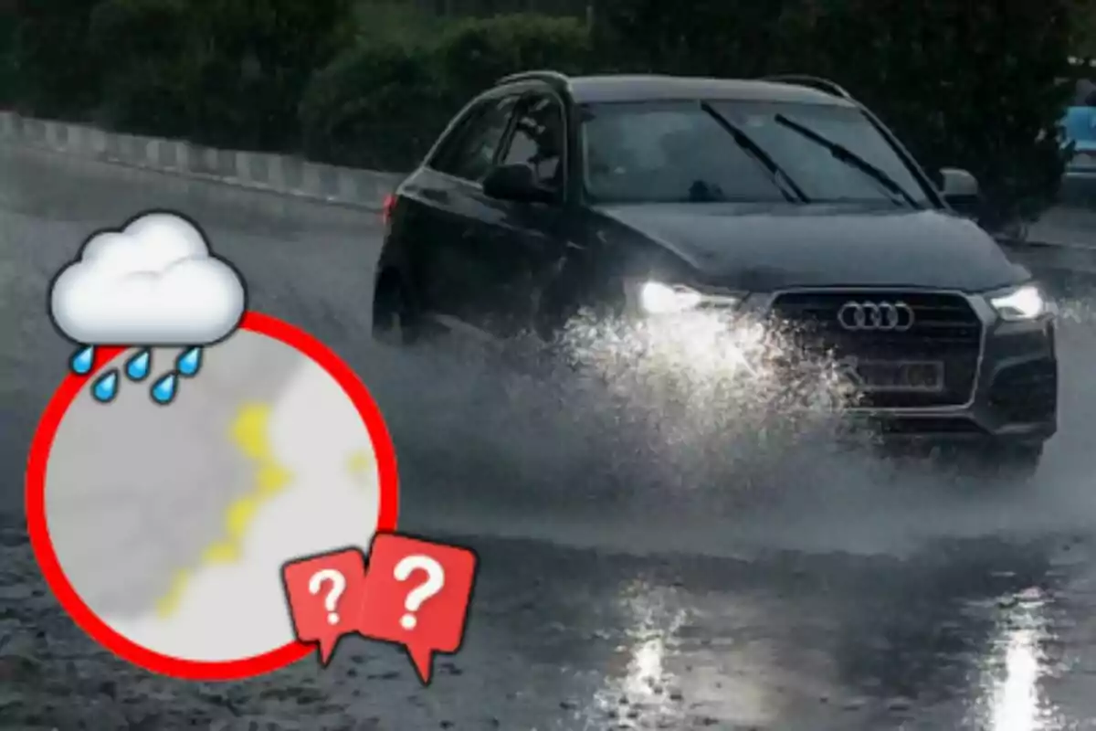 Un coche negro circula por una carretera mojada mientras llueve, con un icono de nube y gotas de lluvia en la esquina inferior izquierda.