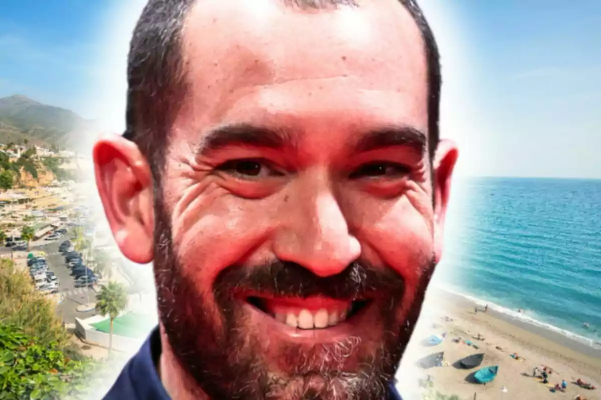 Montaje de fotos de Jorge Ponce sonriente en primer plano y, de fondo, un plano general de Málaga.
