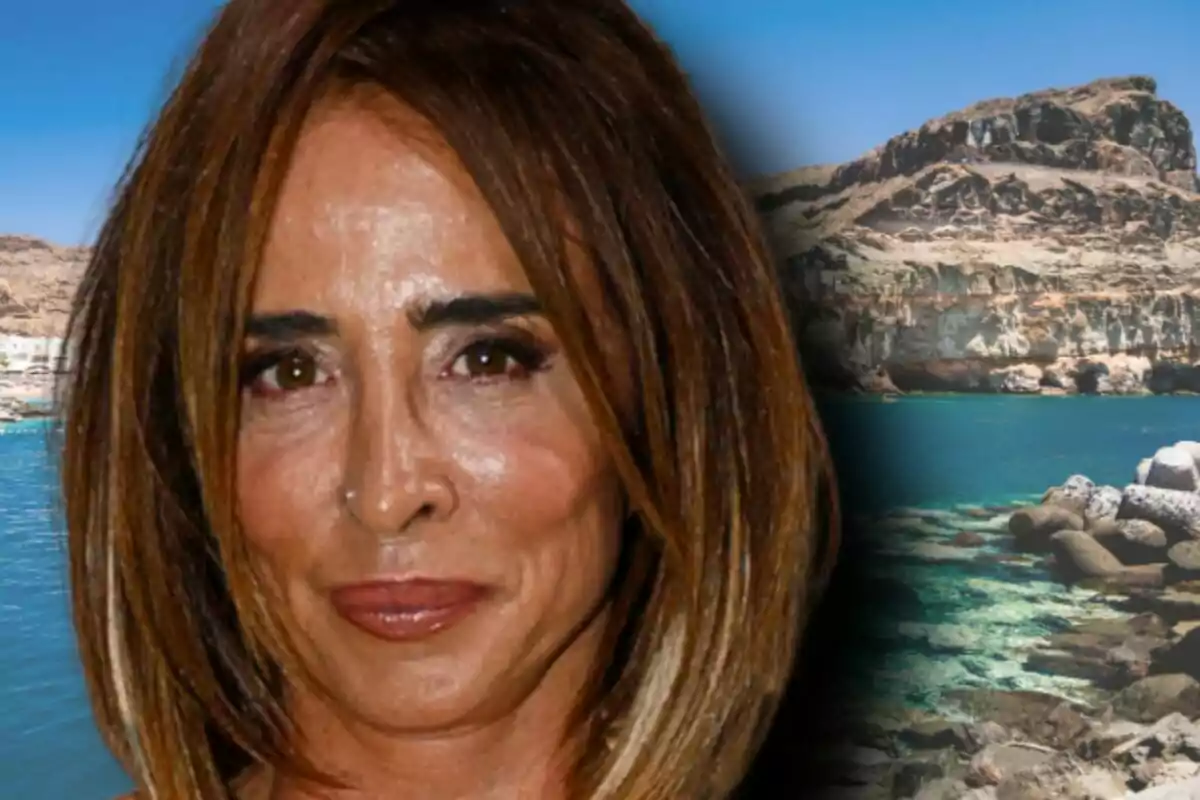 Montaje de fotos de primer plano de María Patiño con rostro neutro y, de fondo, un plano general de Canarias.