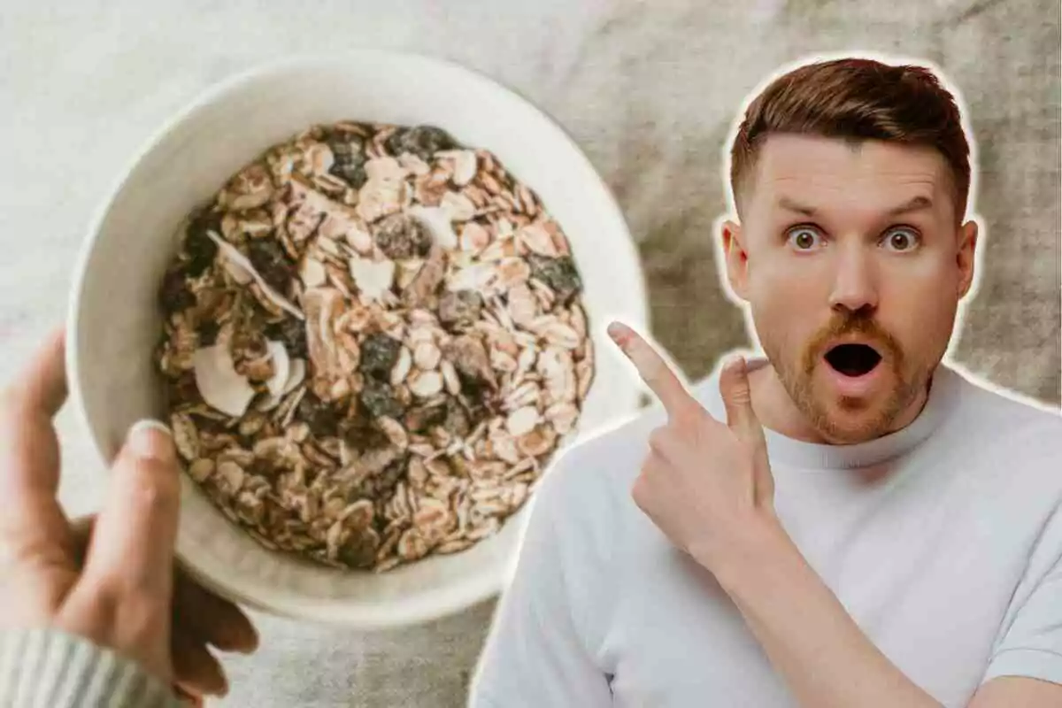 Una persona sorprendida señala un tazón de granola.