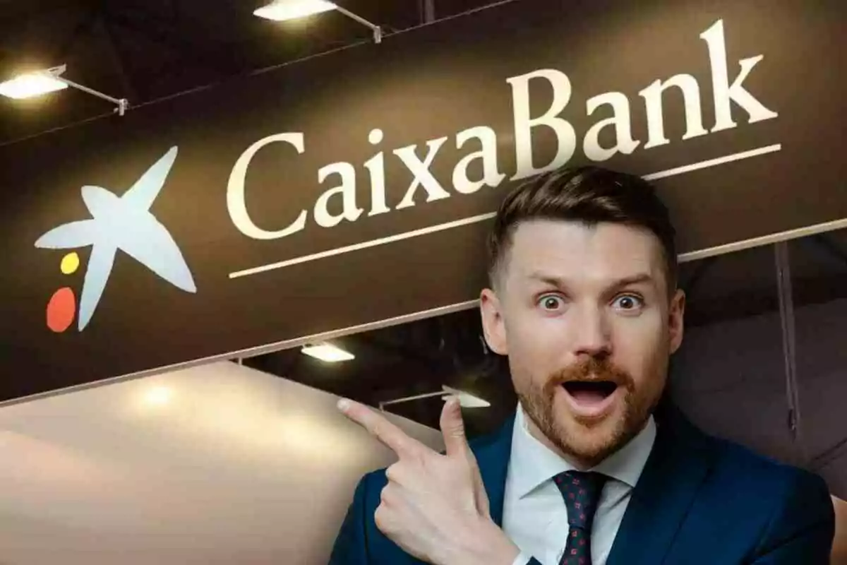 Un hombre con expresión sorprendida señala un cartel de CaixaBank.