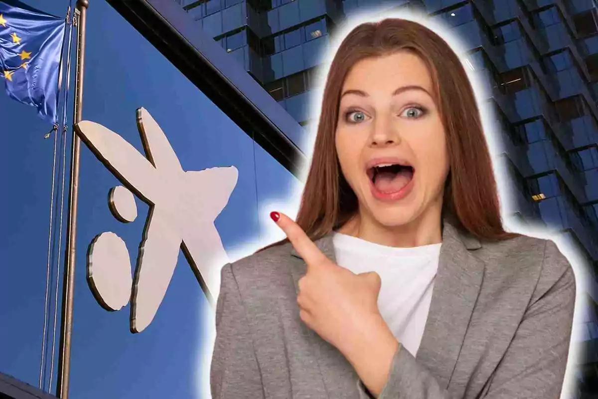 Mujer sorprendida señalando el logo de una entidad bancaria frente a un edificio moderno de CaixaBank con una bandera de la Unión Europea ondeando