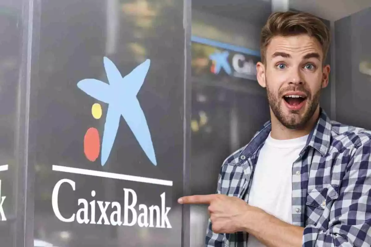 Un hombre con camisa a cuadros señala sorprendido el logo de CaixaBank en una ventana.