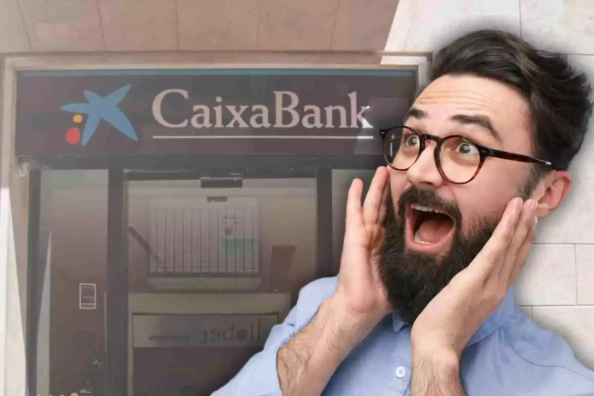 Un hombre con expresión de sorpresa frente a un cajero automático de CaixaBank.