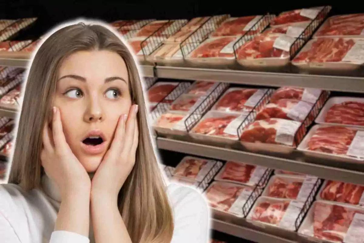 Mujer sorprendida frente a estantes llenos de bandejas de carne en un supermercado.