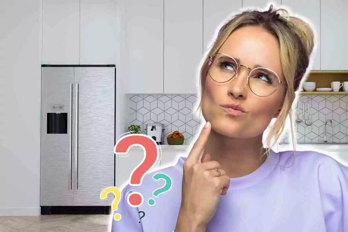 Una persona con gafas y expresión pensativa frente a un refrigerador en una cocina moderna con signos de interrogación de colores.