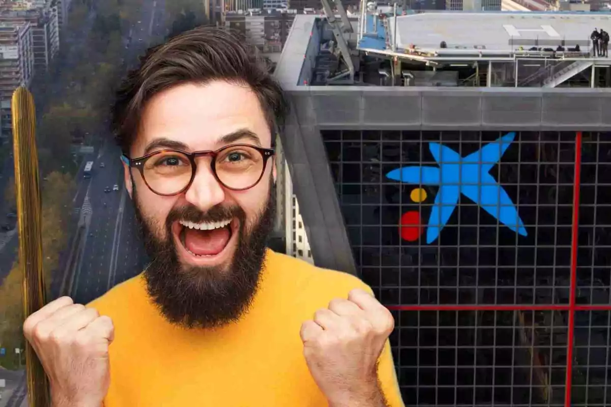 Hombre con barba y gafas sonríe emocionado frente a un edificio con el logo de CaixaBank