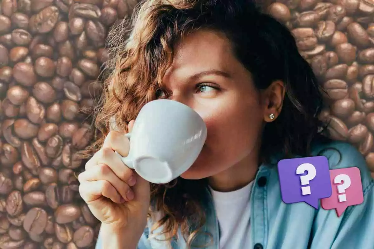 Una persona con cabello rizado bebe de una taza blanca frente a un fondo de granos de café con dos iconos de burbujas de diálogo con signos de interrogación.