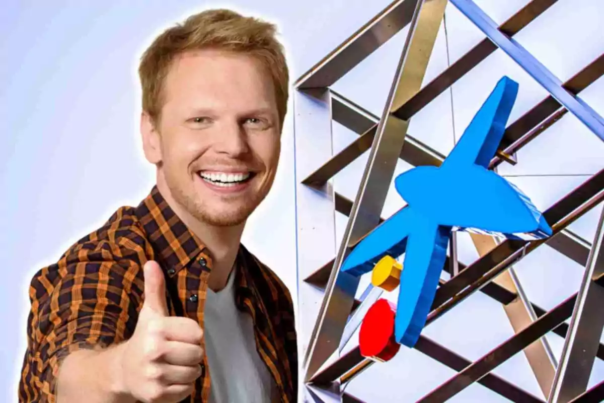 Hombre sonriente con camisa de cuadros haciendo señal de pulgar arriba junto a una escultura metálica con una figura azul de CaixaBank Hombre sonriente con camisa de cuadros haciendo señal de pulgar arriba junto a una escultura metálica con una figura azul de CaixaBank