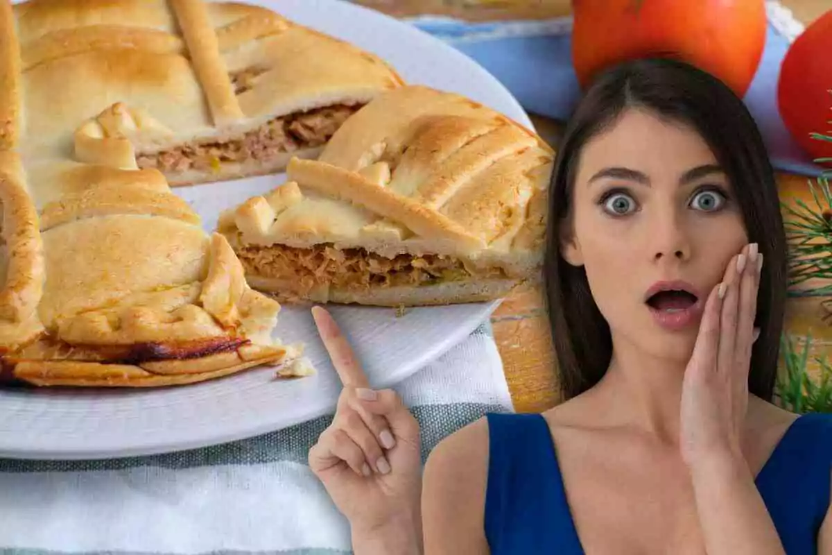 Una mujer sorprendida señala una empanada abierta que muestra su relleno en un plato blanco.