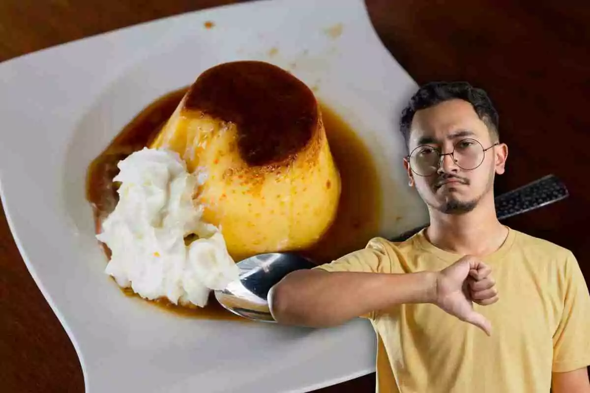 Un flan con caramelo y crema batida en un plato blanco junto a una persona con expresión de desagrado haciendo un gesto de pulgar hacia abajo. Un flan con caramelo y crema batida en un plato blanco junto a una persona con expresión de desagrado haciendo un gesto de pulgar hacia abajo.