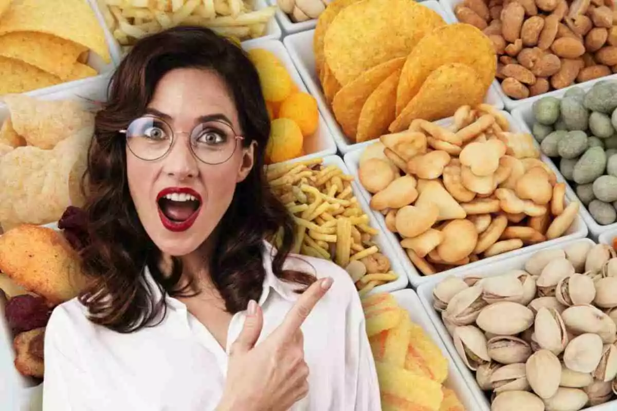 Una mujer con expresión de sorpresa señala una variedad de snacks en recipientes blancos.